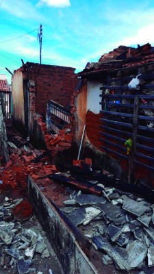 Telhado e parede de residência foram danificados pelo fogo