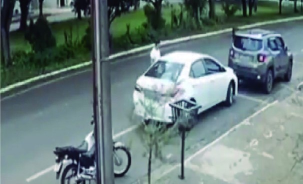 O ocorrido foi registrado por câmeras de segurança de um estabelecimento comercial