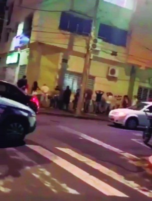 Aglomeração de jovens na Avenida Coronel Teodolino Pereira de Araújo foi alvo da atuação das autoridades, que aplicaram multas aos transgressores